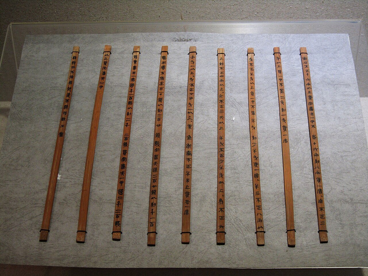 1280px-Bamboo_Slips_of_Qin_Dynasty_Unearthed_from_Shuihudi_By 猫猫的日记本